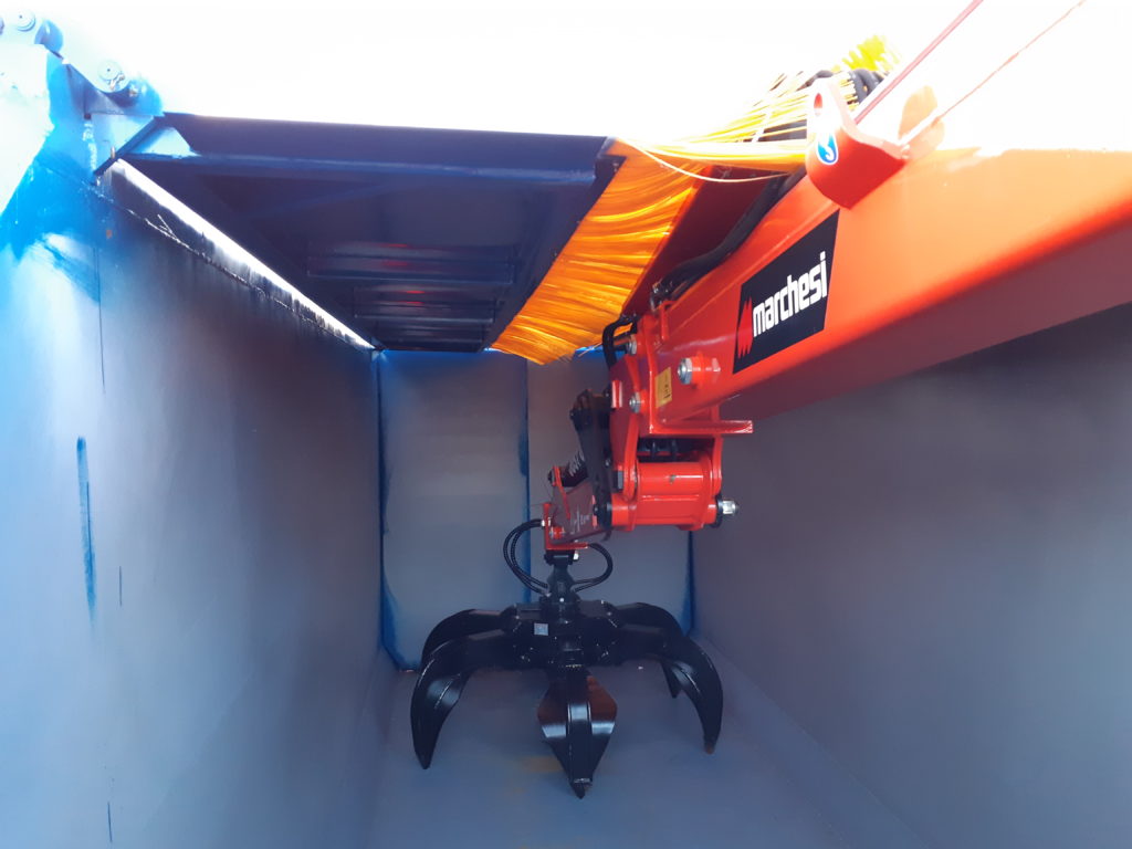 gru Marchesi allestita su container con spazzole