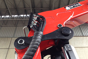 Linkage-system-timber-loaders-and-recycling-cranes-for-handling-scrap-materials