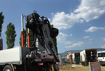 Three-point-balancing-bridge-or-pendulum-beam-forestry-crane-and-recycling-crane