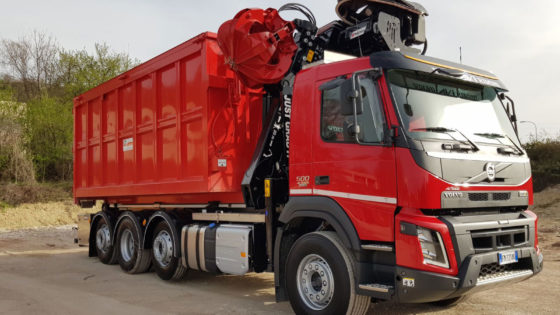 gru_per_ecologia_e_rottami_su_camion_ribaltabile